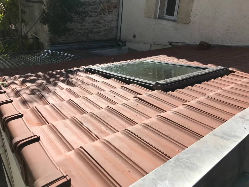 Fenêtre de toit posée sur couverture en tuiles terre cuite par SMC Bois à Reims