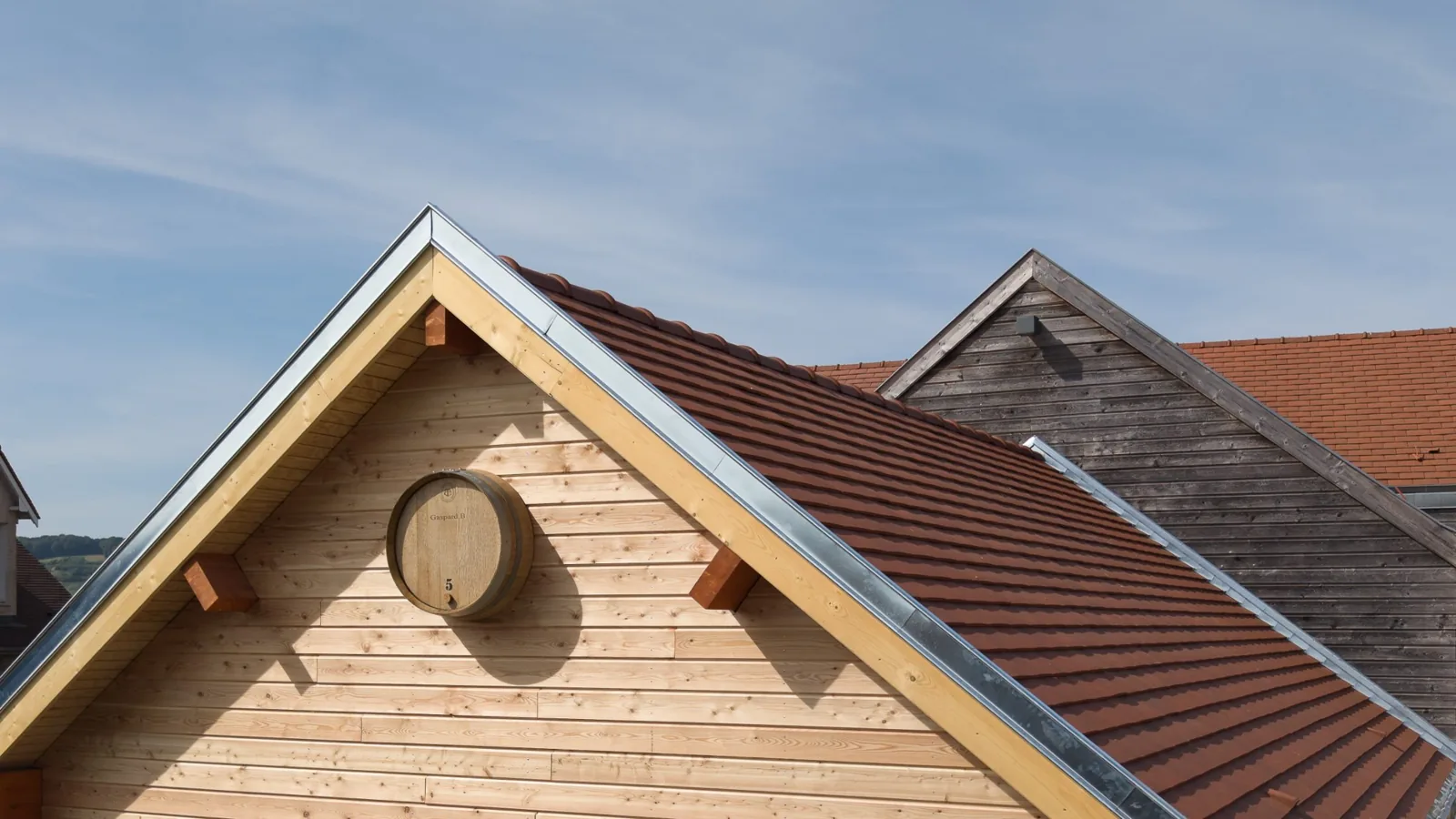 Toiture en tuiles avec pignon bois, couverture SMC Bois dans la Marne